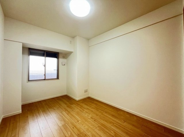 【洋室】 | シティオアシス東三国 | 約6帖の洋室！木の風合いが生きたナチュラルな室内空間。家具やレイアウトにこだわって、自分だけの快適空間に。