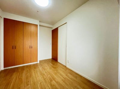 【洋室】 | シティオアシス東三国 | 約6帖の洋室！扉は開いた際にデッドスペースの生まれない引き戸仕様。隅々まで住空間を活用できます。