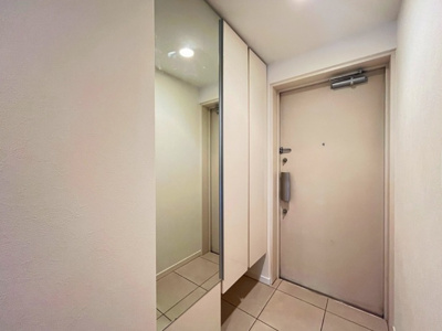 【玄関】 | シティオアシス東三国 | 大きなシューズボックスが備わり、玄関廻りもスッキリ！ミラー付きでお出かけ前に重宝します。