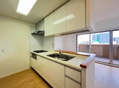 【キッチン】 | シティオアシス東三国 | 吊戸棚や下部にたっぷりと収納スペースが確保されたキッチン！リビングの様子が見渡せ、家族の会話も弾みそうです。