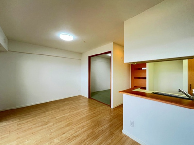 【居間・リビング】 | シティオアシス東三国 | LDKは和室と一体化して利用すると19帖超の大空間！開放的な眺望を楽しみながら家族でゆったりと過ごせます。