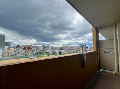 【展望】 | シティオアシス東三国 | 爽快で伸びやかな眺望が楽しめるバルコニー。ガーデニングの水やりや掃除などに便利なスロップシンク付き！