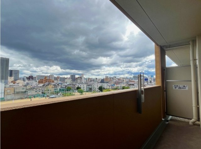 【展望】 | シティオアシス東三国 | 爽快で伸びやかな眺望が楽しめるバルコニー。ガーデニングの水やりや掃除などに便利なスロップシンク付き！