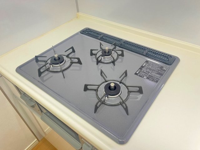 【キッチン】 | シティオアシス東三国 | グリル付き3口コンロで煮込み料理をしながら、焼き物や汁物などをパパパッとお料理可能です。