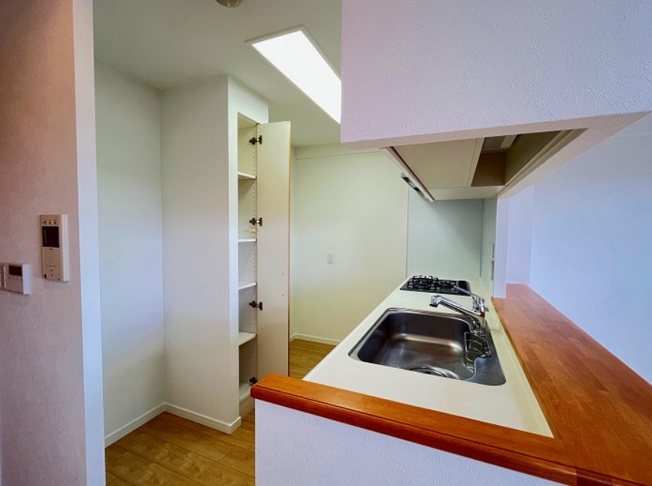 【キッチン】 | シティオアシス東三国 | 買い置き品の保管にも便利なパントリー有り！散らかりやすいキッチンもスッキリ整います。