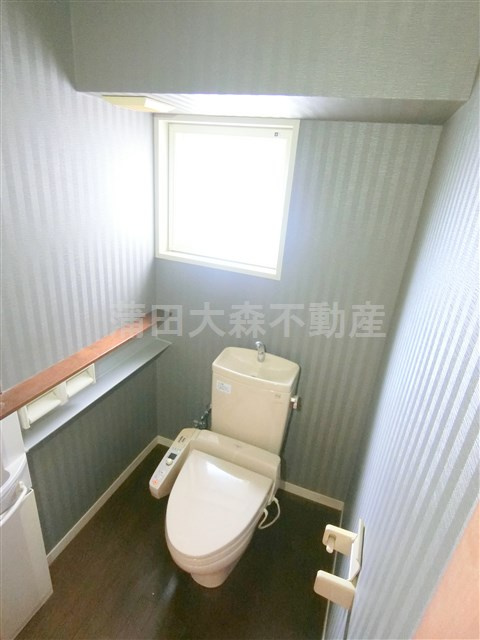 リバーサイド多摩川のトイレ|2階トイレ　温水洗浄便座　窓