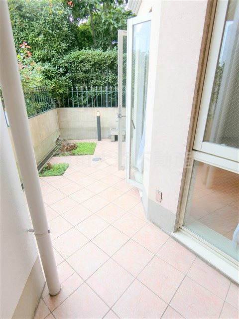 リバーサイド多摩川のバルコニー|1階バルコニー　庭