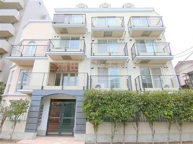 リバーサイド多摩川の外観|2001年5月築　RC鉄筋コンクリート造地上4階建て
東急多摩川線矢口渡駅徒歩9分の東京都大田区多摩川2丁目