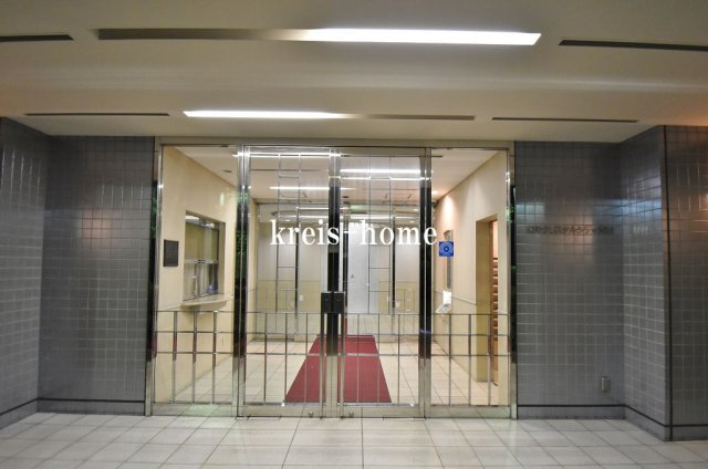 麹町クリスタルシティ西館のエントランス