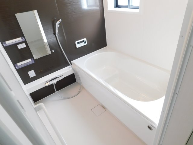 海部郡蟹江町桜３丁目の新築一戸建の浴室|◇浴室◇　　広い１坪サイズ・浴室暖房乾燥機・保温浴槽・追い焚き機能・ベンチ浴槽・エコシャワー・オートバス・バリアフリーバス・浴室窓あり