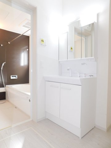 海部郡蟹江町桜３丁目の新築一戸建の独立洗面台|◇洗面脱衣室◇　　三面鏡シャンプードレッサー