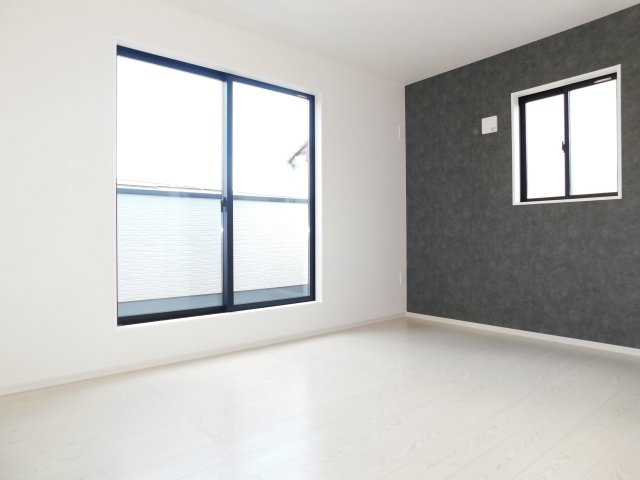 海部郡蟹江町桜３丁目の新築一戸建の洋室|◇洋室◇　　明るい洋室６．５帖　ウォークインクローゼット完備！　バルコニー付き♪