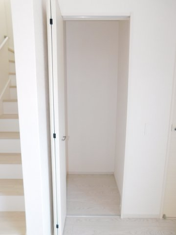 海部郡蟹江町桜３丁目の新築一戸建の収納|◇リビング収納◇　　掃除道具の収納や日用品のストックに便利です♪