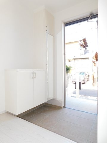 海部郡蟹江町桜３丁目の新築一戸建の玄関|◇玄関収納◇　　家族の履物がしっかり収納できるミラー付玄関収納♪　