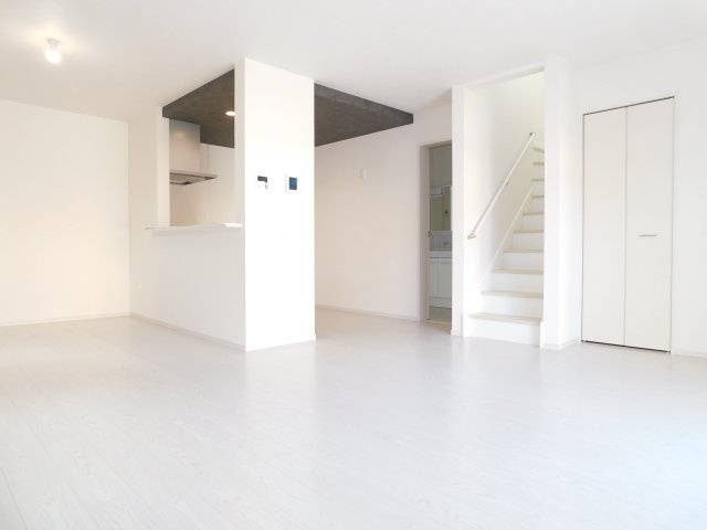 海部郡蟹江町桜３丁目の新築一戸建の居間・リビング|◇リビング◇　　明るくて広いリビング１８．８帖　家族のコミュニケーションの機会が増えるリビング階段♪