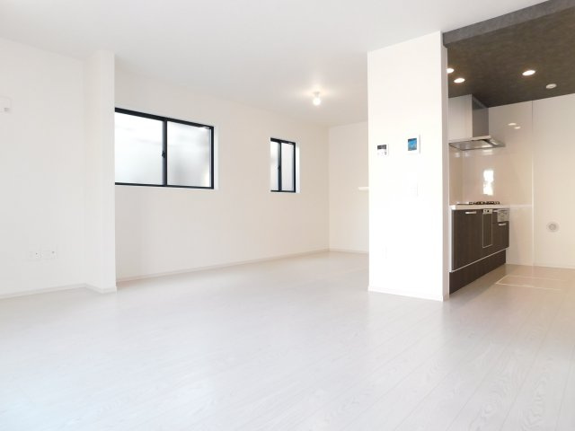 海部郡蟹江町桜３丁目の新築一戸建の居間・リビング|◇リビング◇　　明るくて広いリビング１８．８帖　おしゃれな折下天井のフラットキッチン♪