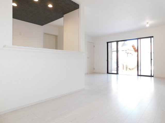 海部郡蟹江町桜３丁目の新築一戸建の居間・リビング|◇リビング◇　　明るくて広いリビング１８．８帖　心地よい広々とした開放的なリビング♪