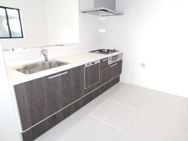 海部郡蟹江町桜３丁目の新築一戸建のキッチン|◇キッチン◇　　人気の対面式・人造大理石カウンターキッチン・食洗機・浄水器一体型水栓・静音仕様シンク・薄型換気扇・Ｓｉセンサーコンロ（３口）