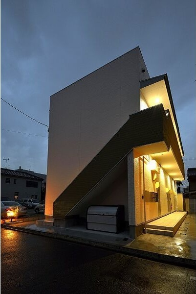 BREEZE(ブリーズ)の外観|夜の外観です