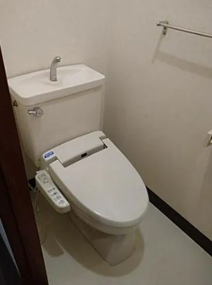 【独立洗面台】 | ヒルトップマンション | 独立洗面台、小物を置くことができて便利です