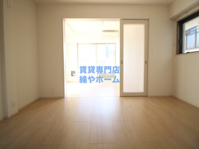 クリム岸里の洋室|明るい洋室です