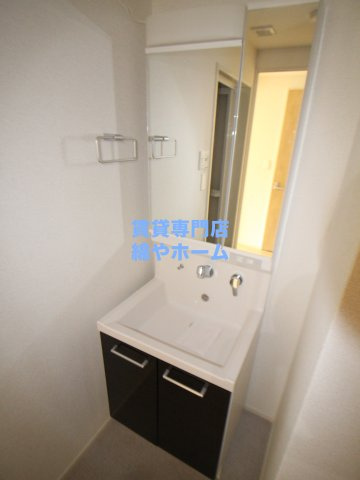 クリム岸里の独立洗面台|独立洗面台、小物を置くことができて便利です