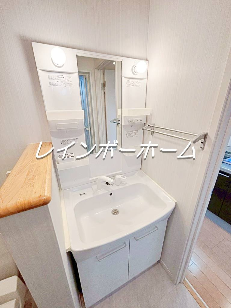 特典：仲介手数料が無料です!!の洗面所|明るい洗面所です