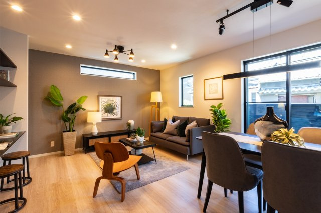 【前面道路含む現地写真】 | パークタウン豊中市柴原町２丁目　新築戸建て | 【現地写真】
陽当たり良好♪
今なら、間取りプランの変更も可能です！！
土地間口約8.5ｍなので、駐車3台可能！
前面道路広々4.6ｍ以上！