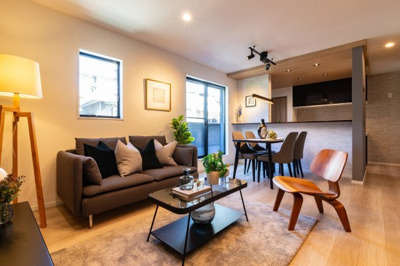 【玄関】 | パークタウン豊中市柴原町２丁目　新築戸建て | 【同社施工例写真】玄関♪
大型シューズインクローゼット♪可動棚で収納も楽々♪玄関人感センサー付きやウェルカムライトなども可能♪