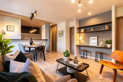 【居間・リビング】 | パークタウン豊中市柴原町２丁目　新築戸建て | 【同社施工例写真】
広々としたリビングです♪
庭付き４LDK+駐車２台プラン！