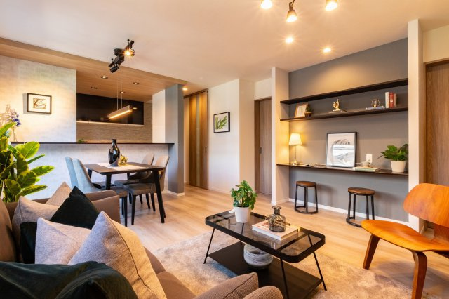 【居間・リビング】 | パークタウン豊中市柴原町２丁目　新築戸建て | 【同社施工例写真】
広々としたリビングです♪
庭付き４LDK+駐車２台プラン！