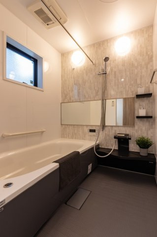 【キッチン】 | パークタウン豊中市柴原町２丁目　新築戸建て | 【同社施工例写真】キッチン♪
収納たっぷりのカップボードやパントリー♪