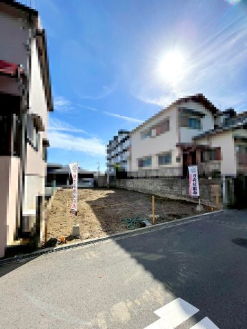 【居間・リビング】 | パークタウン豊中市柴原町２丁目　新築戸建て | 【同社施工例写真】
広々としたリビングです♪
庭付き４LDK+駐車２台プラン！