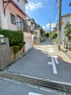 【外観】 | パークタウン豊中市柴原町２丁目　新築戸建て | 【現地写真】
陽当たり良好♪
今なら、間取りプランの変更も可能です！！
土地間口約8.5ｍなので、駐車3台可能！
前面道路広々4.6ｍ以上！