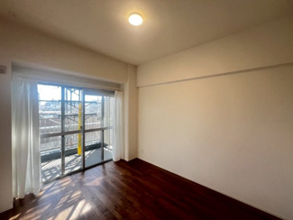 【洋室】 | エバーグリーン住吉 | 大きな窓のあるリビングは、陽光あふれる明るい空間です。居心地良く、ご家族皆がゆったり寛げる憩いの空間となりそうです♪