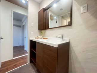 【独立洗面台】 | エバーグリーン住吉 | ゆとりのある洗面所ですよ！家族そろって身支度出来ますね☆シャワー付き洗面台です！毎日の身支度も楽々ですね！