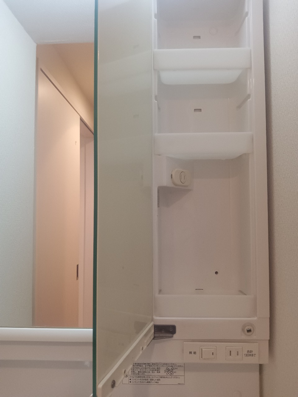 鏡面台　鏡裏収納あり☆
写真は別部屋参考写真となります。