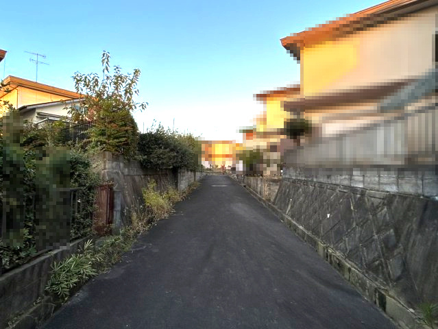 三木市緑が丘町東２丁目　売土地の前面道路含む現地写真