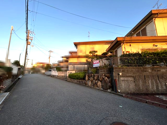 三木市緑が丘町東２丁目　売土地の前面道路含む現地写真