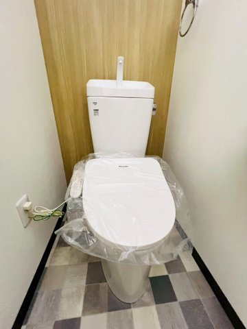 磯馴町4丁目戸建のトイレ