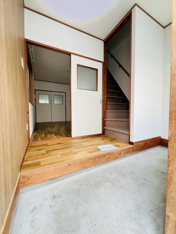 磯馴町4丁目戸建の玄関