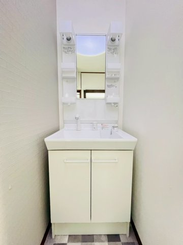 磯馴町4丁目戸建の洗面所