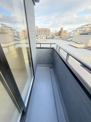 三郷市戸ケ崎1丁目　新築戸建　全1棟のバルコニー|同施工会社の参考写真になります。