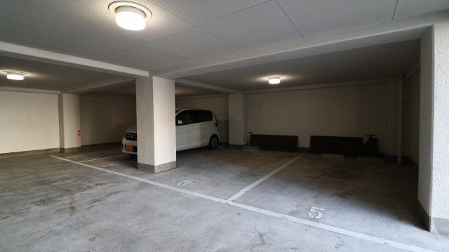 メイクアップハイツ須磨浦の駐車場