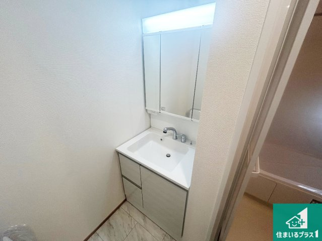 池田市天神　新築一戸建ての独立洗面台|清潔感のある洗面台です。フラットな鏡は掃除がしやすく毎日清潔！鏡裏には収納があるのでスッキリとした洗面台が保てます。