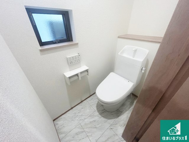 池田市天神　新築一戸建てのトイレ|1・2階の2ヶ所にあるので、朝の忙しい時間の順番待ちもなく、深夜の利用にも大変便利です。