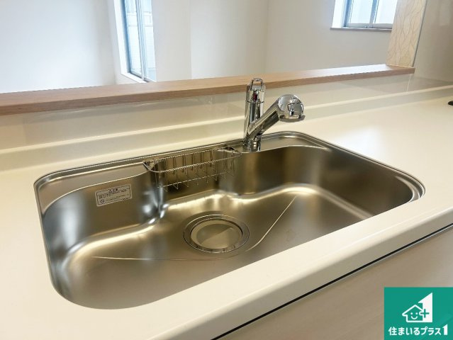 池田市天神　新築一戸建ての設備|蛇口の先端に浄水器を内蔵しています！原水と浄水、お湯と冷水、シャワーの切替えがワンタッチなので用途によって使い分けられます。