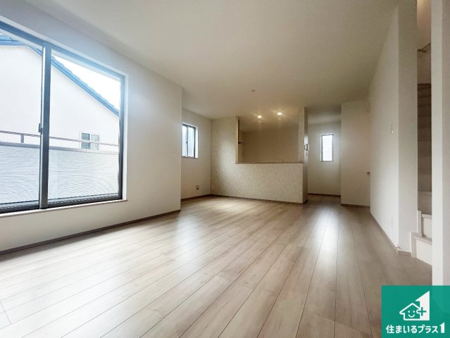 池田市天神　新築一戸建ての居間・リビング|日当たり良好の明るいリビングで朝の目覚めもスッキリできそう！対面キッチンでご家族のコミュニケーションも自然と増える設計！小さなお子様が遊ぶスペースを作っても広々とくつろげるLDK！