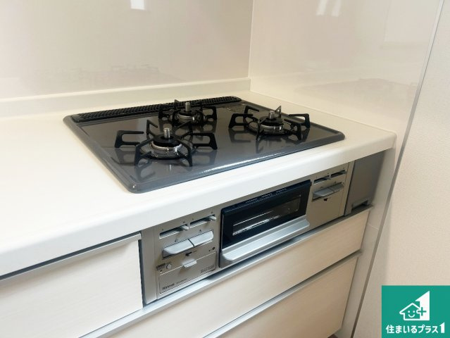池田市天神　新築一戸建ての設備|ダブル高火力Ｓｉセンサー付きコンロ！３口あるので、まとめて料理をする時も大活躍！