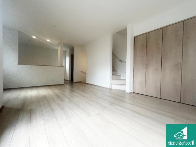 池田市天神　新築一戸建ての居間・リビング|シンプルなリビングは、観葉植物等のインテリアを楽しめますね！パパ好みにも、ママ好みにも家具次第で雰囲気を変えることができます！